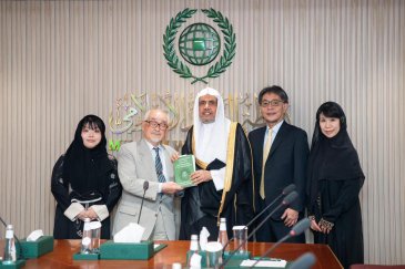 His Excellency the Secretary-General, Sheikh Dr. Muhammad Al-Issa, met in his office in Riyadh this afternoon, with a delegation from the Motoko Katakura Foundation for Desert Culture in Japan, headed by Mr. Kunio Katakura.