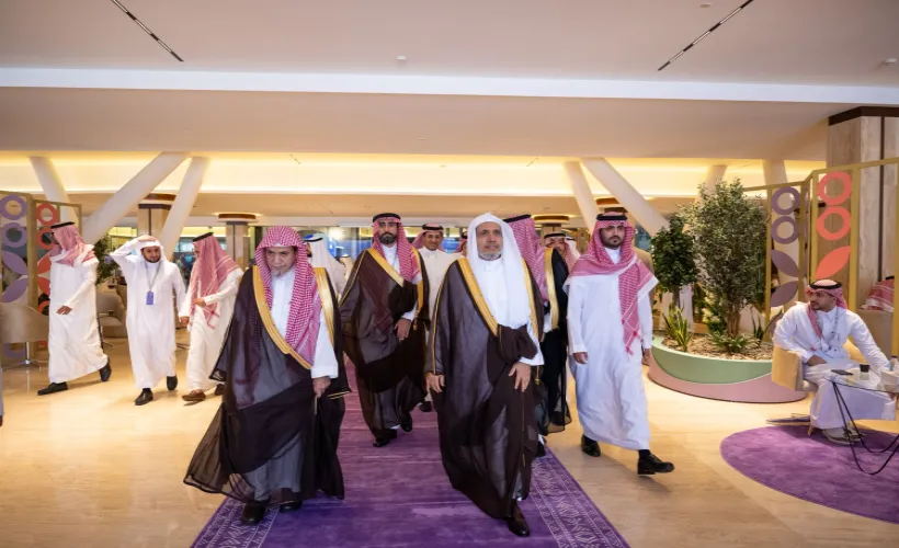 Cuplikan kunjungan Yang Mulia Sekretaris Jenderal LMD, Ketua Organisasi Ulama Muslim, Anggota Komite Pengawas Utama Proyek Sejarah Haji dan Dua Tanah Suci Syekh Dr. Mohammed Alissa , ke paviliun Yayasan King Abdulaziz (Darah), dalam rangka peresmian Forum "Sejarah Haji dan Dua Tanah Suci"