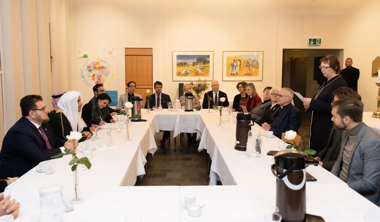 En  Islande le D.Mohammad Alissa a rencontré les responsables des différentes églises pour insister sur l’importance de l’entraide entre les adeptes des religions en se basant sur les dénominateurs communs, pour présenter la  Charte Mecque qui aide à la paix et la coexistence.