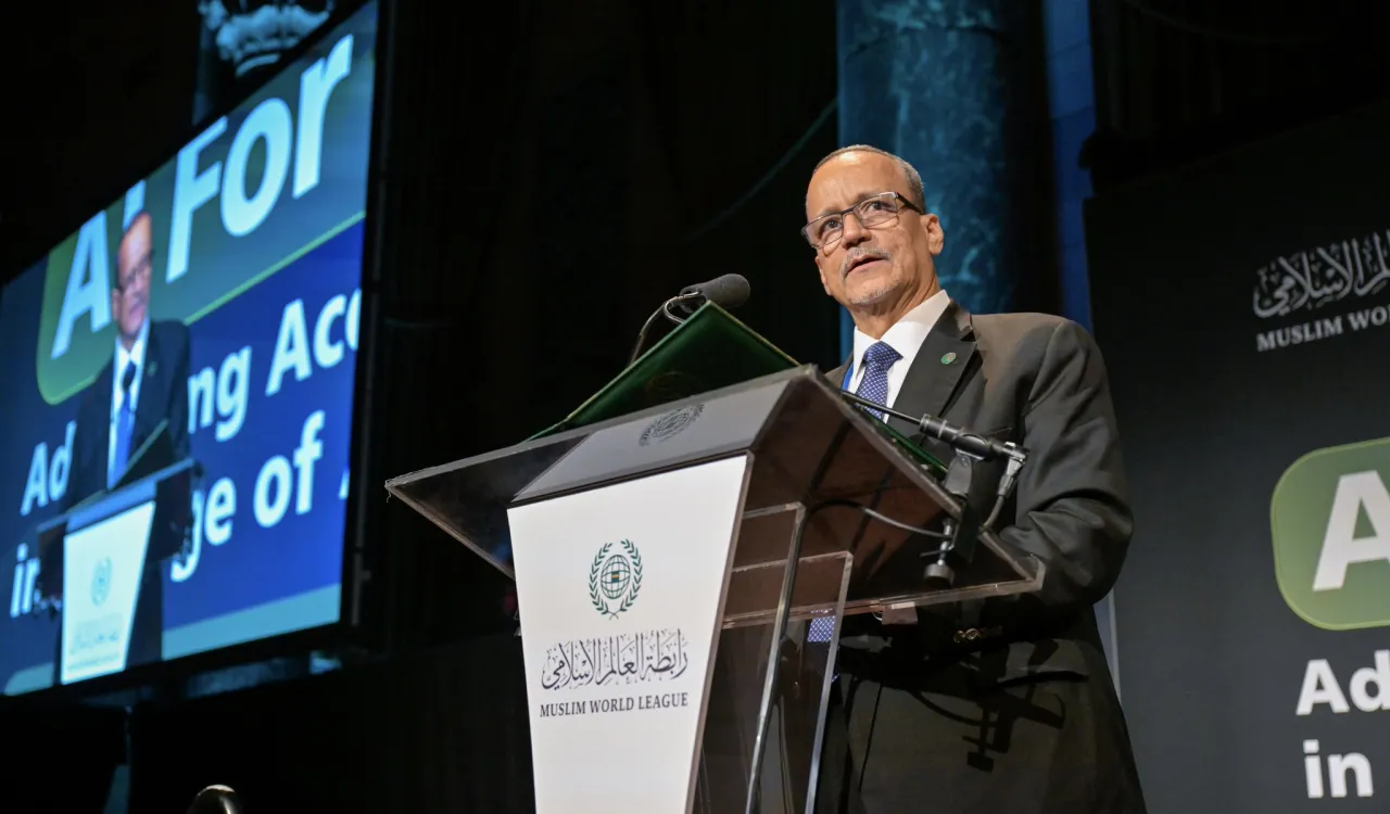 معالي السيد إسماعيل ولد الشيخ أحمد، الأمين العام لمنظمة التعاون الإسلامي، مُلقيًا كلمته في الجلسة الافتتاحية لفعالية الرابطة: "الذكاء الاصطناعي للجميع بمحاوِرِها المتعددة"