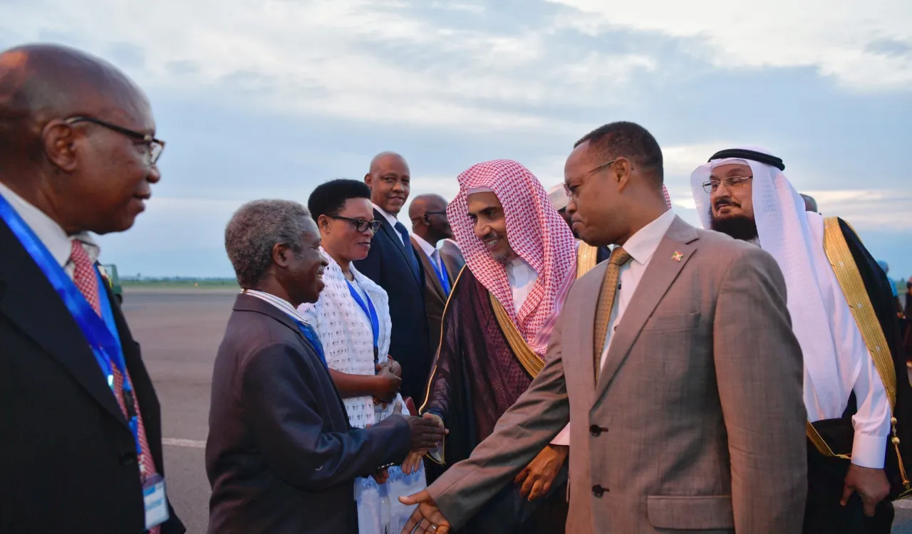 معالي أمين عام ⁧رابطة العالم الإسلامي⁩ يصل إلى جمهورية ⁧بوروندي⁩، وكان في استقباله بمطار بوجمبورا الدولي، معالي وزير الهيدروليك السيد كوم مانداكيزا ، ومعالي وسيط الدولة رئيس الإمبودسمان السيد ادوارد ندويمانا، ومعالي وزيرة العدل وحاملة الأختام السيدة إيمي لورنتين.