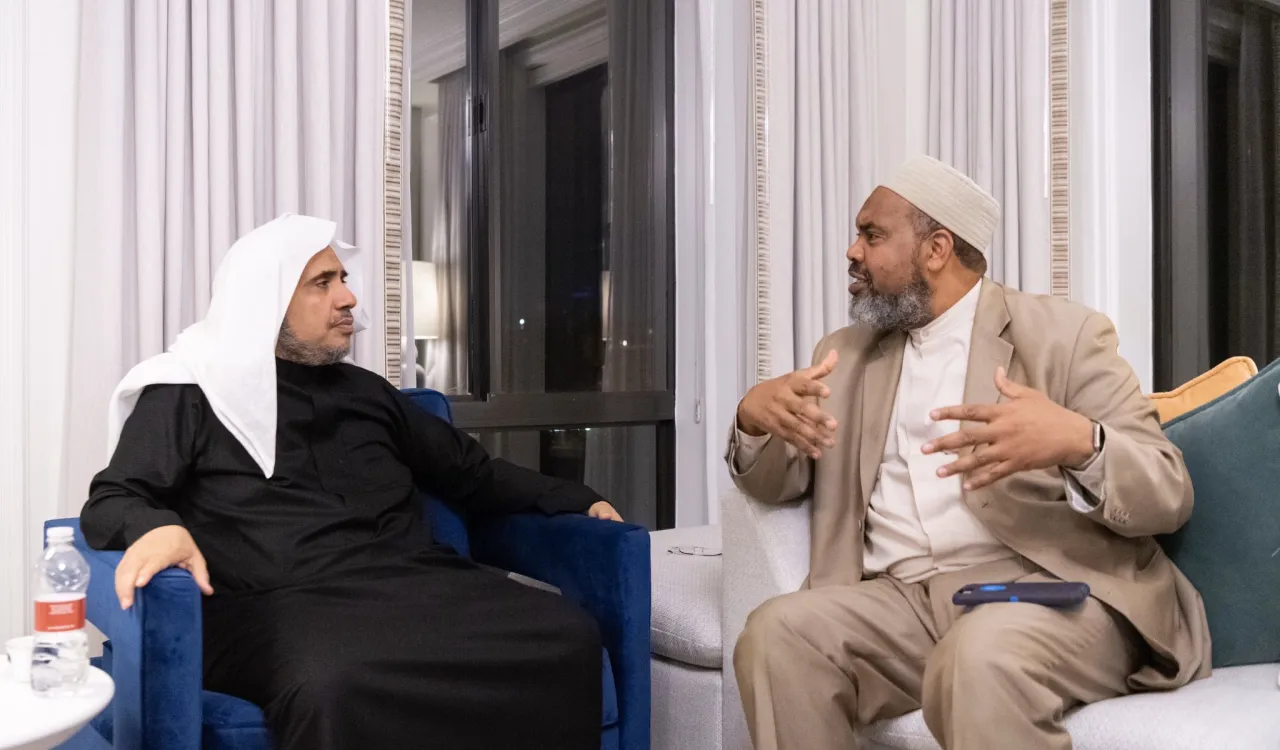Durant sa visite au États Unis le Secrétaire général de la Ligue Islamique Mondiale a rencontré des responsables religieux qui ont insisté sur la nécessité de former les imams à travers le monde selon les principes de la Charte Mecque.