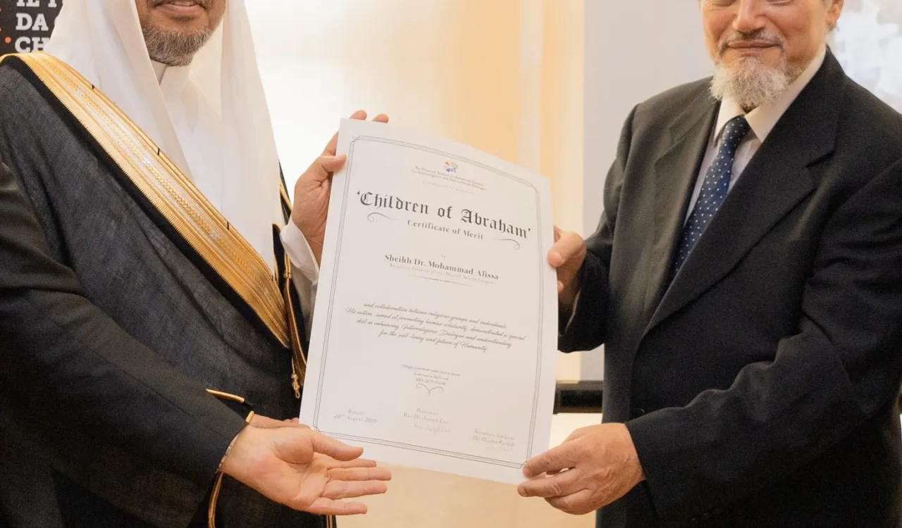 في احتفال رسمي:  مدرسة فلورنسا الإيطالية للحوار تمنح معالي الشيخ د ⁧محمد العيسي⁩ شهادتها للجدارة الدولية في الحوار