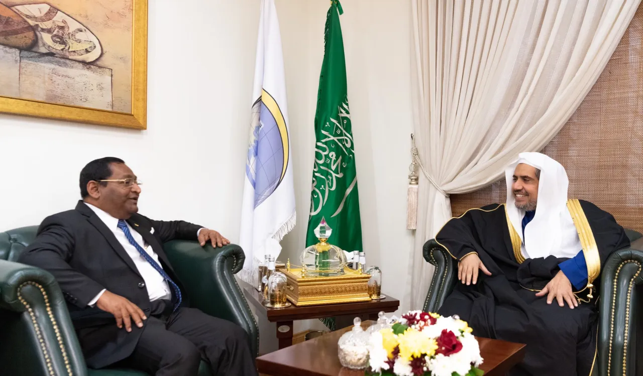 سفير جمهورية ⁧‫المالديف‬⁩ لدى ⁧‫المملكة‬⁩ يَعْتبر مؤتمر الرابطة الذي عَقَدَ سلاماً بين أتباع الأديان في ⁧‫سريلانكا‬⁩ في أعقاب الأحداث الإرهابية
