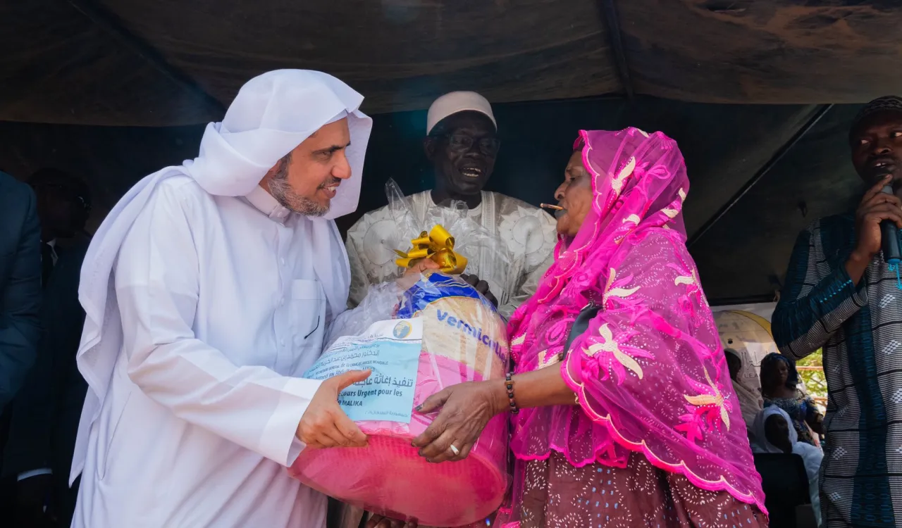 ضمن برامج ⁧رابطة العالم الإسلامي⁩، الإنسانية في إفريقيا، دشن معالي الشيخ د. محمد العيسى⁩ إغاثة عاجلة في ضواحي ⁧داكار