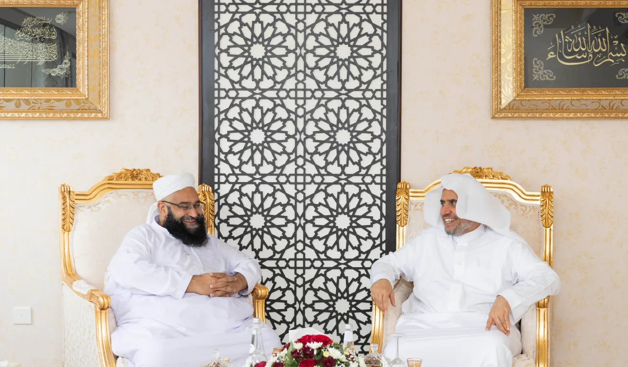 في مقر رابطة العالم الإسلامي‬⁩ بمنى استقبل معالي الشيخ د. محمد العيسى‬⁩ فضيلة رئيس مجلس علماء باكستان الشيخ حافظ طاهر أشرفي