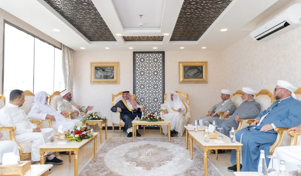 منى ميں رابطہ عالم اسلامی کے کیمپ میں: عزت مآب شیخ ڈاکٹر محمد العیسی نے عراقی سنی اوقاف کے کے سربراہ عبد الخالق العزاوی اور عراقی فقہ کونسل ارکان کا استقبال کیا