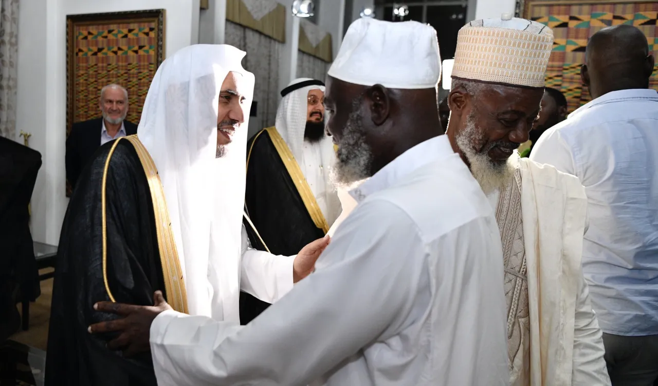كبير الأئمة الشيخ عثمان شاروبوتو وعدد من أصحاب المعالي كبار المسؤولين الحكوميين والقيادات الدينية وكبار العلماء، في مقدمة مستقبلي معالي الشيخ د.محمد العيسى⁩ لدى وصوله مطار أكرا بجمهورية ⁧غانا⁩