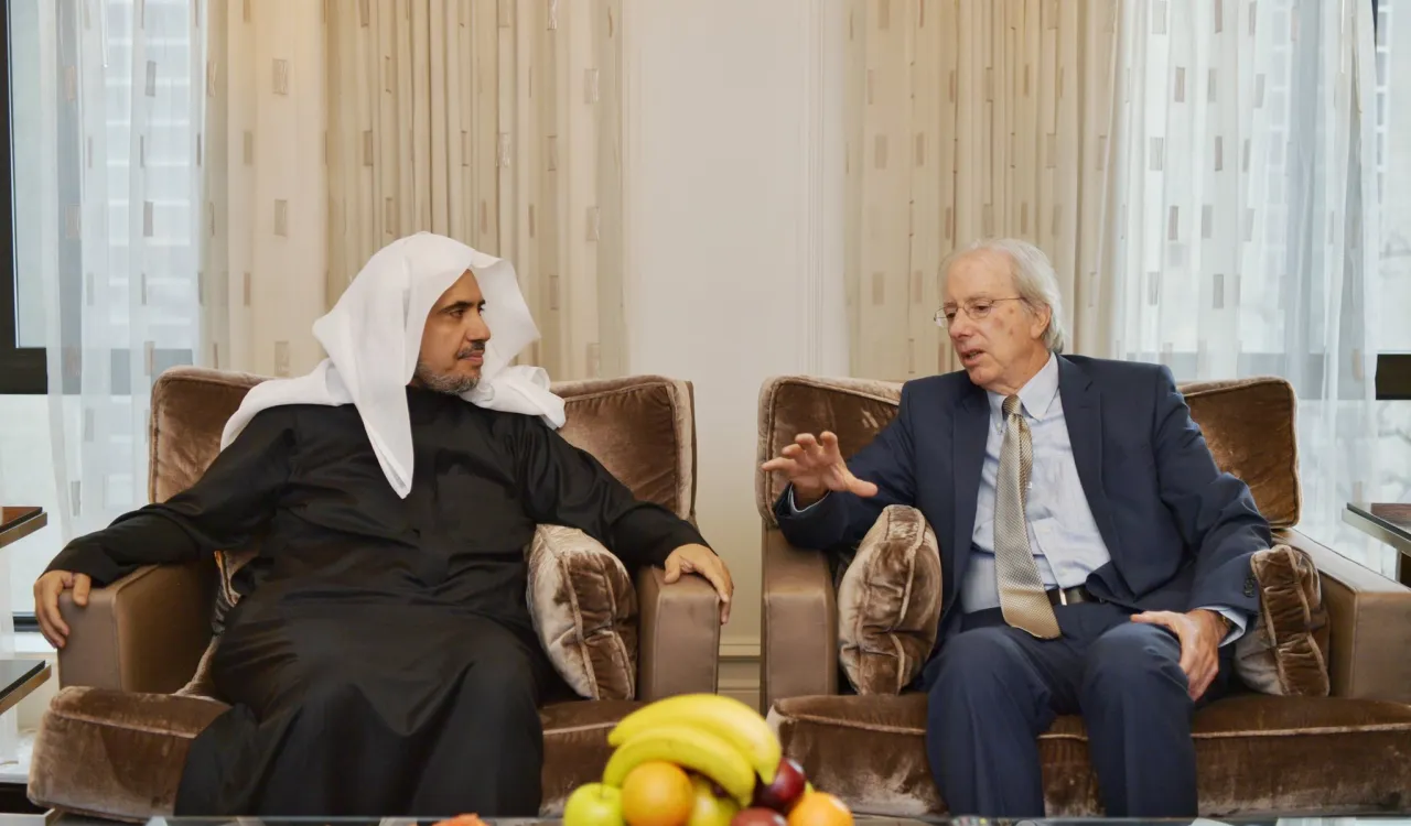 معالي الشيخ د.محمد العيسى⁩ يلتقي في العاصمة ⁧واشنطن⁩ الخبير الدولي المخضرم والمستشار بمعهد واشنطن ⁧دنيس روس⁩ والذي نوّه بجهود ⁧الرابطة⁩ لتعزيز الوئام والسلام ولاسيما في دول التنوع الديني والإثني، مثمناً قمة الرابطة القادمة حول القيادة المسؤولة والتي أبدى ترحيبه بانضمامه لفعالياتها.