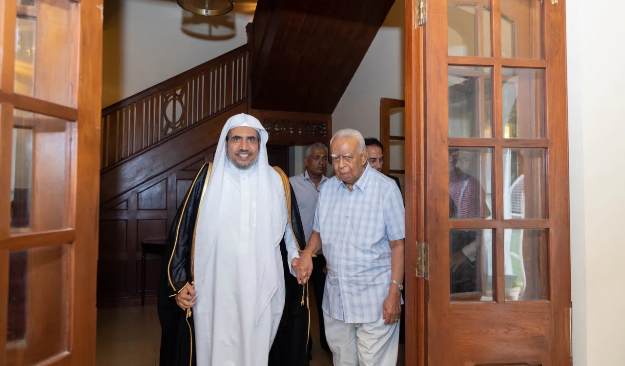 اجتمع معالي أمين عام ⁧رابطة العالم الإسلامي⁩ بزعيم التحالف الوطني للتاميل السيد رثمبان الذي أبدى تقديره لجهود معالي الشيخ د.⁧محمد العيسى⁩