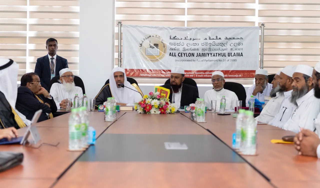 Le SG de la Ligue Islamique Mondiale s’est réuni à Colombo avec le président de l’Association des savants du Sri Lanka et avec ses membres qui ont apprécié la visite de la LIM qui a soulevé l’importance du rôle de l’association pour assurer l’harmonie religieuse et ethnique.
