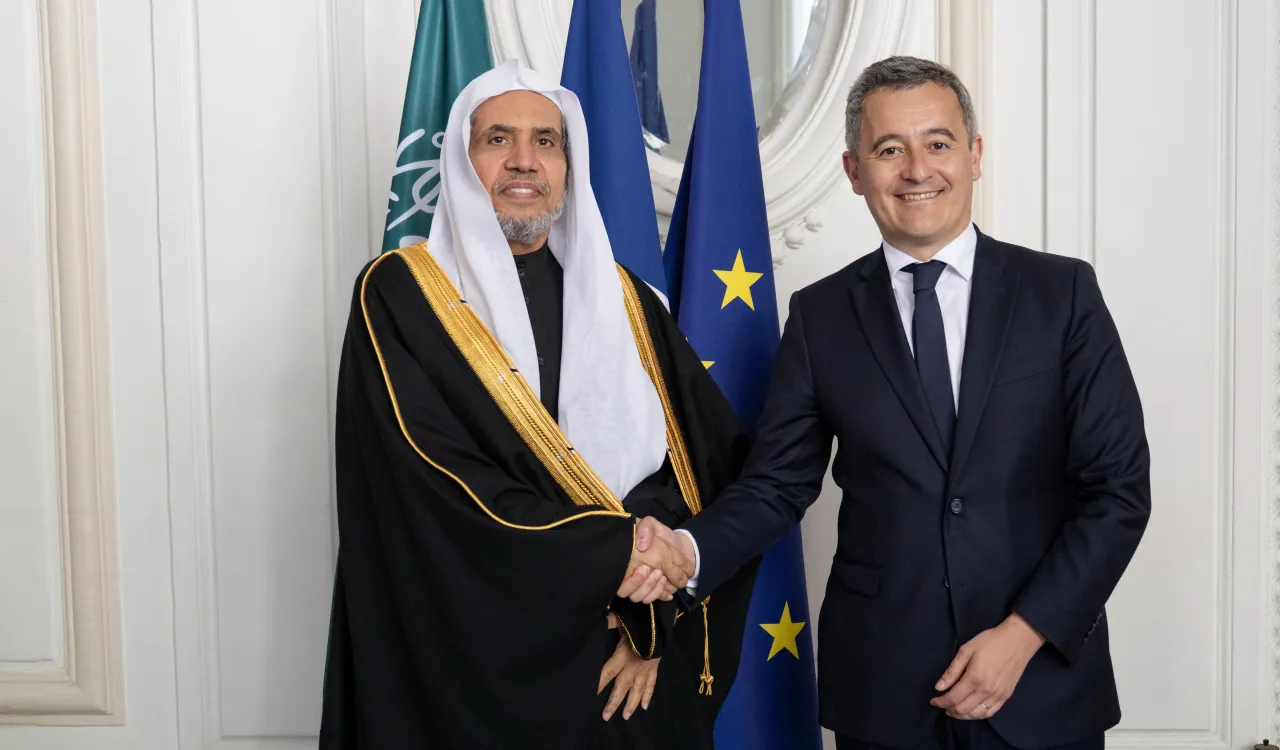 جناب آقای دکتر شیخ محمد بن عبدالکریم عیسی، دبیرکل سازمان همبستگی جهان اسلام و رئیس انجمن علمای مسلمان، در محل اقامت خود در پایتخت فرانسه «پاریس»، با جناب وزیر کشور فرانسه، آقای برونو روتایو، دیدار کرد