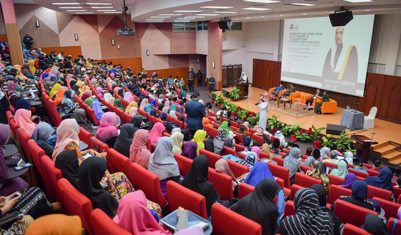 Dr. Al-issa, while addressing the youth: Being tolerant & lenient is not a compromise or negligence. It is mercy & brings people closer