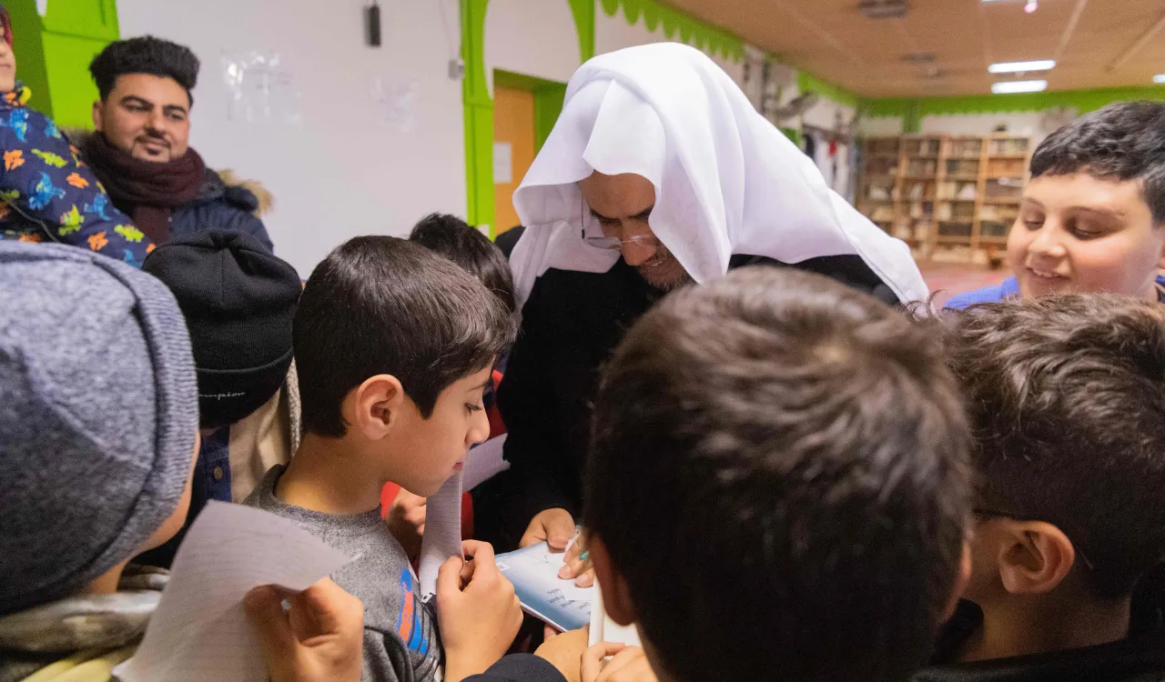 ‏رابطة العالم الإسلامي‬⁩ ترعى بذرة المستقبل بحبٍّ وعونٍ إنساني