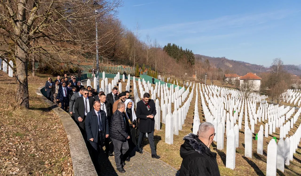 Ces jours-ci marquent les 25 ans du terrible génocide de  Srebrenica en Bosnie-Herzégovine; dans l’esprit du devoir de solidarité islamique le SG de la LIM MohammadAlissa a visité, à la tête d'une délégation de Oulémas, le lieu du massacre.