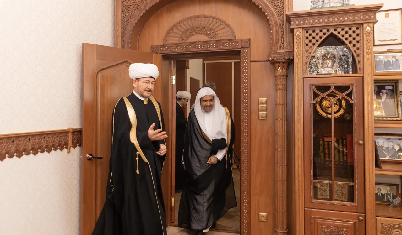 التقى معالي الشيخ د. ⁧محمد العيسى⁩ أمين ⁧رابطة العالم الإسلامي⁩ بمفتي ⁧روسيا الاتحادية⁩ الشيخ راوي عين الدين الذي أكد أن قيادة المملكة العربية ⁧السعودية⁩ للأمة الإسلامية فضل إلهي يعتز به مسلمو ⁧روسيا