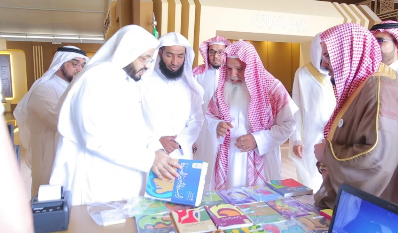 ‏أئمة الحرم النبوي الشريف يصفون معرض ⁧السيرة النبوية⁩ والحضارة الإسلامية الذي تنظمه ⁧رابطة العالم الإسلامي⁩ بالتوثيق العصري الأضخم في التعريف بالسيرة النبوية وحضارتنا الإسلامية .