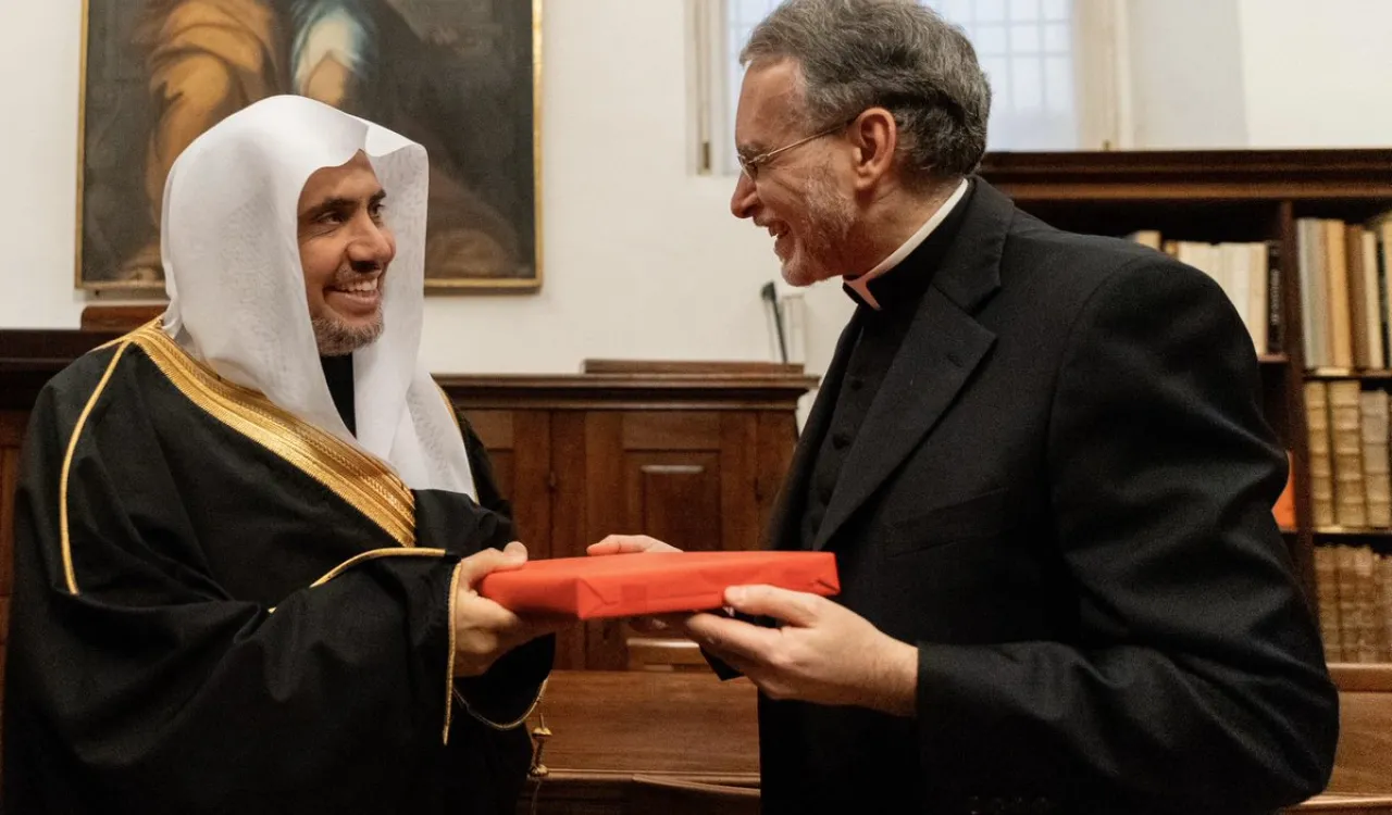 Avec des d'universitaires et des penseurs le Musée italien Ambrosiana honore Muhammad Alissa pour promouvoir l'amitié entre les nations et les peuples. La bibliothèque du musée est connue mondialement pour ses anciens manuscrits et peintures artistiques datant de 170 après JC.