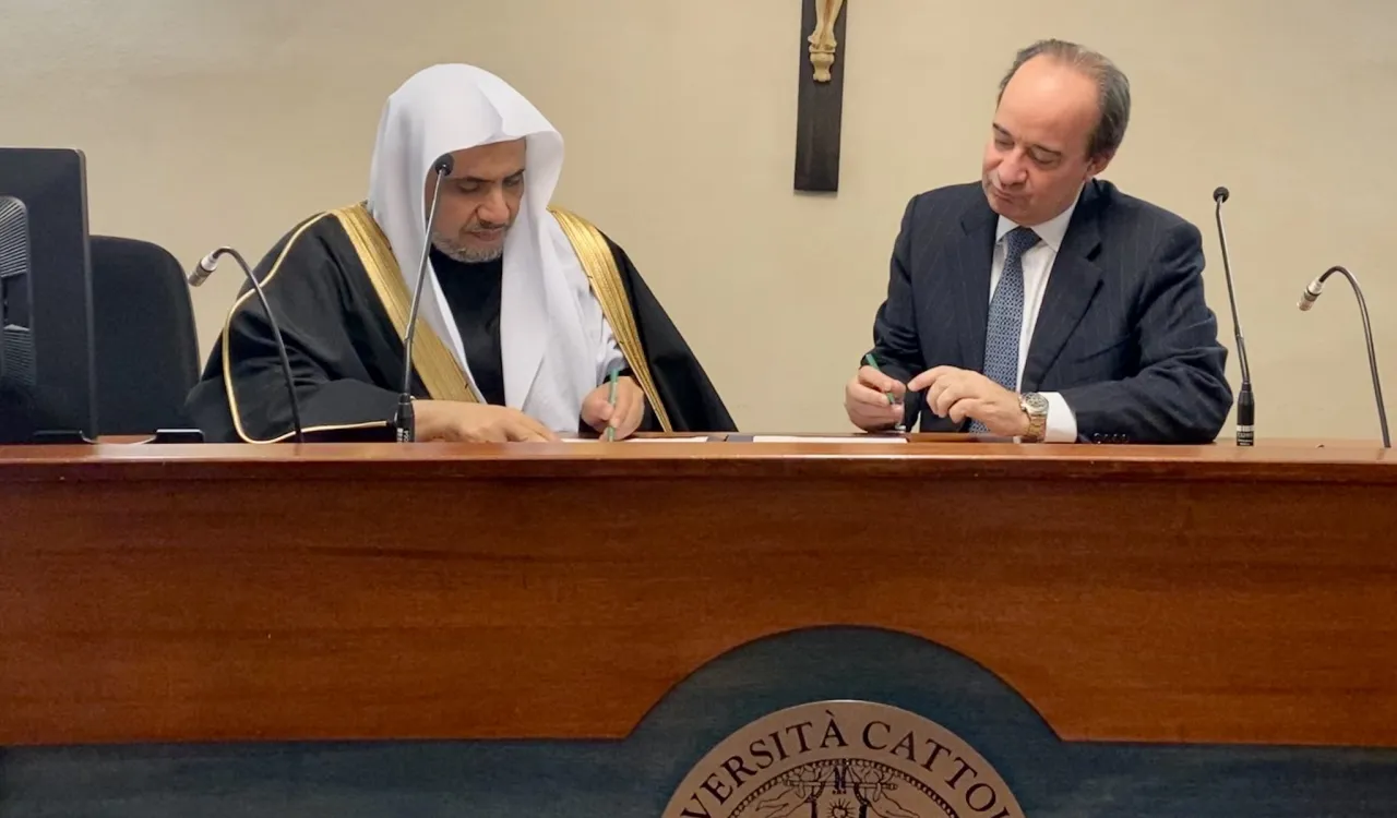 اطالوی کیتھولک یونیورسٹی کے چانسلر نے رابطہ عالم اسلامی کے سیکرٹری جنرل شیخ ڈاکٹر محمد العیسی کی تکریم کی 