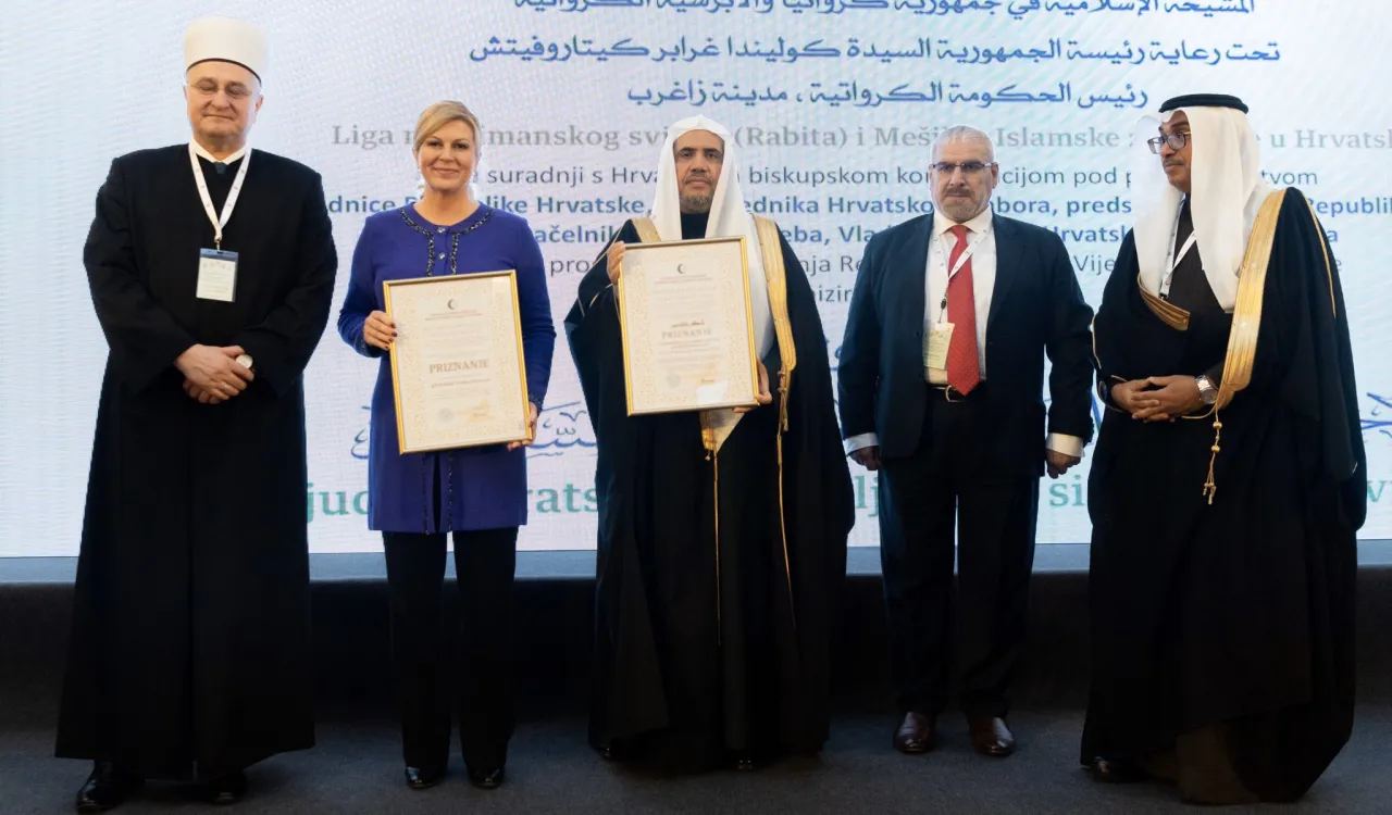 کروشیا کی مذہبی حلقہ کی طرف سے،جمہوریہ کی صدر اور ڈاکٹر محمد العیسی کو، رواداری اور  امن کے لئے کی جانے والی ان كی کوششوں کے اعتراف میں اعزاز دیا جارہاہے۔