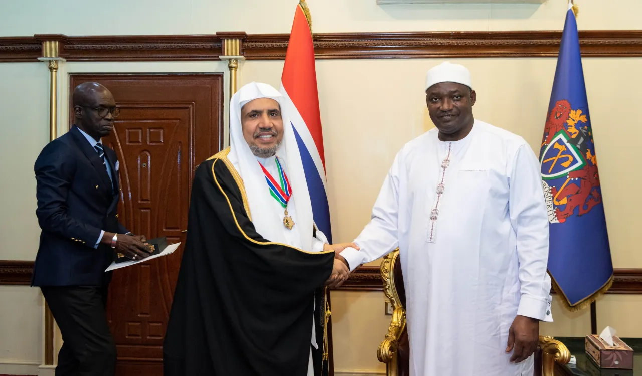 Le Président de la République de Gambie Adama Barrow remet à  Mohammad Alissa le prix d’« Ambassadeur de la paix internationale », lors d’une grande célébration organisée à Banjul.