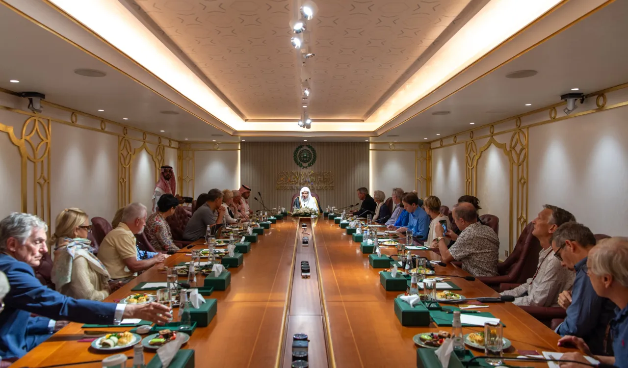 سیکرٹری جنرل رابطہ اور چیئرمین مسلم علماء کونسل عزت مآب شیخ ڈاکٹر محمد العیسی نے ریاض میں اپنے دفتر میں ہارورڈ یونیورسٹی کے فارغ التحصیل طلبہ کے ایک وفد کا استقبال کیا 