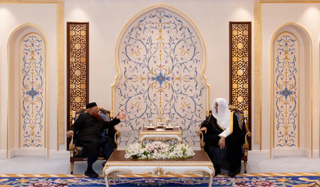 استقبل معالي الأمين العام، رئيس هيئة علماء المسلمين، فضيلة الشيخ د. ⁧‫محمد العيسى‬⁩ ‬⁩ في مكتبه بمكة المكرمة سماحة المفتي بجمهورية باكستان الإسلامية، الشيخ الدكتور محمد تقي العثماني