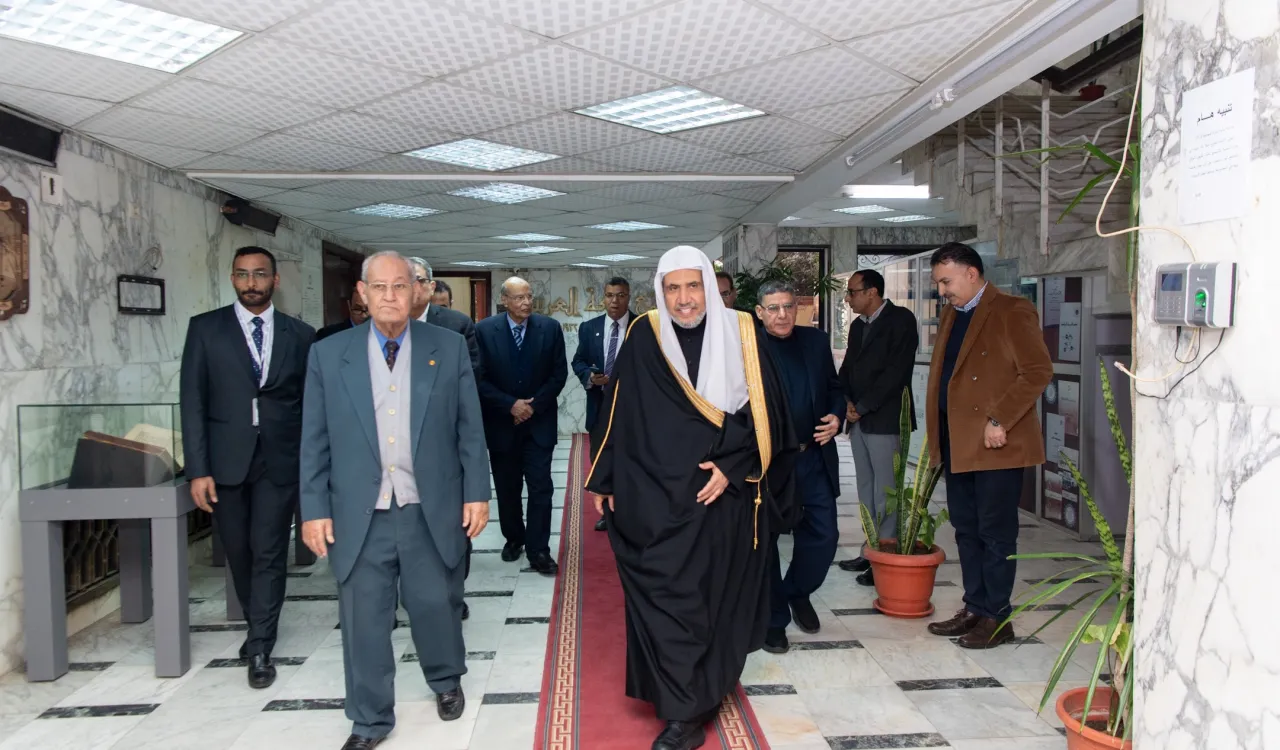 ‏“في سياق زيارته لمصر”، وبدعوةٍ رسميةٍ، وبحُضورِ رئيس المجمع: ‏⁧‫مجمع اللغة العربية‬⁩ بالقاهرة يستضيف معاليَ الأمين العام، فضيلة الشيخ د.⁧‫ محمد العيسى‬⁩، بحضور قيادات المجمع، مستعرِضًا معه عددًا من الموضوعات العلمية ذوات الصلة والاهتمام المُتبادَل