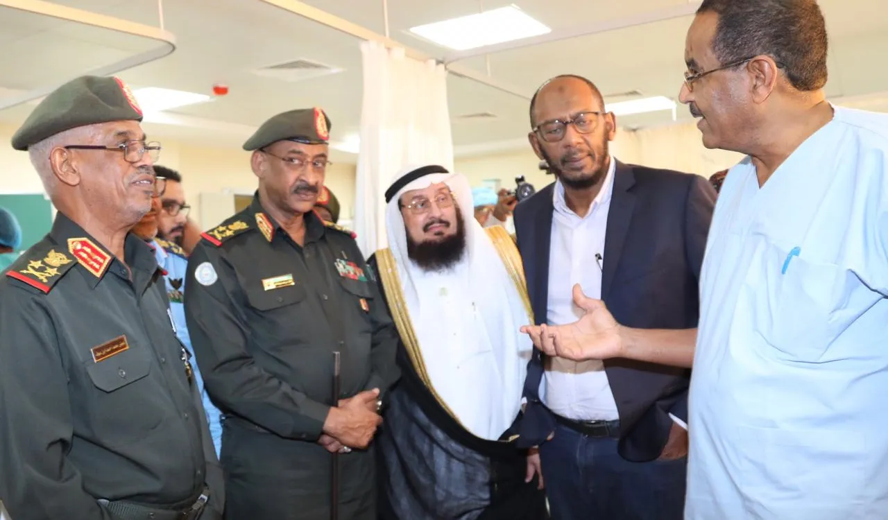 وزير الدفاع السوداني يستمع لشرح عن برنامج جراحات القلب بأم درمان