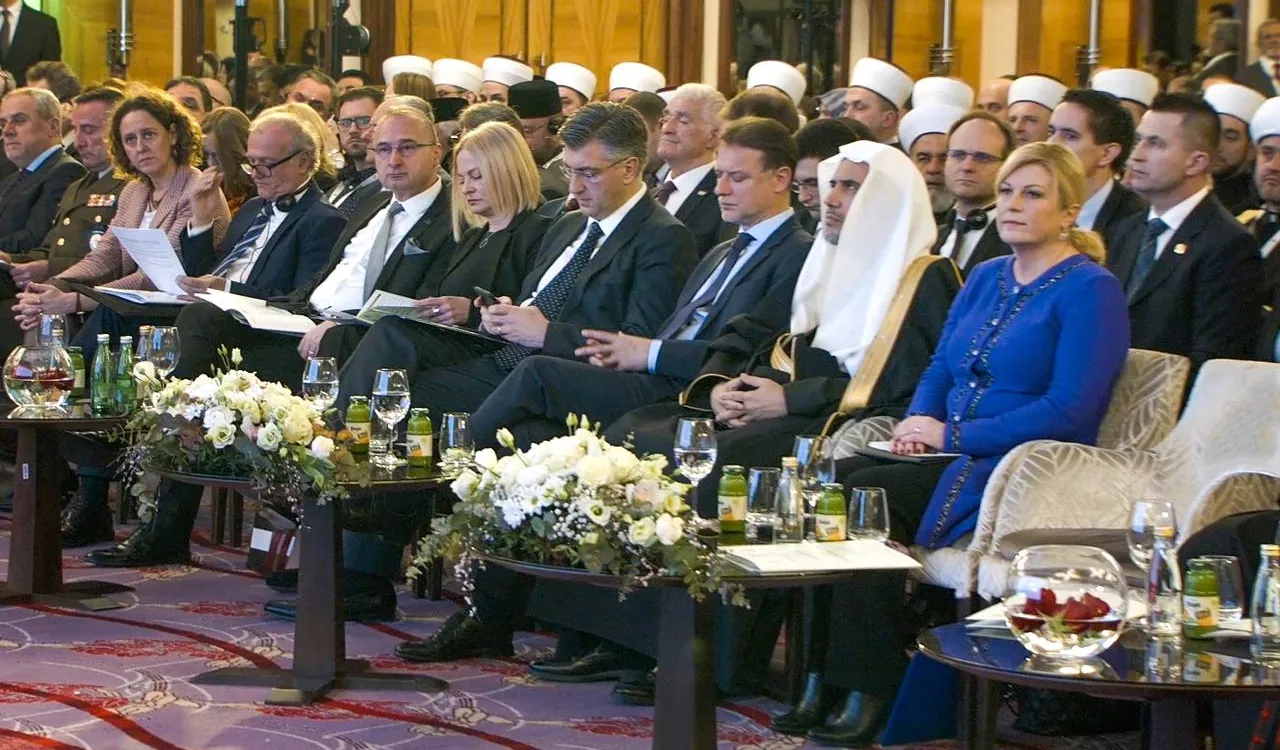رئيسة جمهورية كرواتيا خلال افتتاحها لمؤتمر رابطة العالم الإسلامي، بحضور الشيخ العيسى ورئيس البرلمان ورئيس الوزراء الكرواتي.