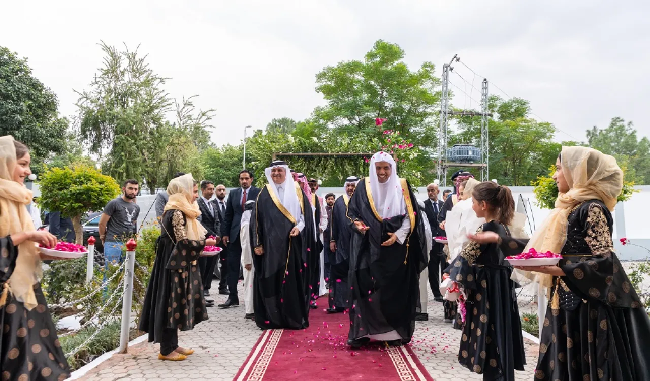 جانب من مظاهر الترحيب بالأمين العام لرابطة العالم الإسلامي في باكستان