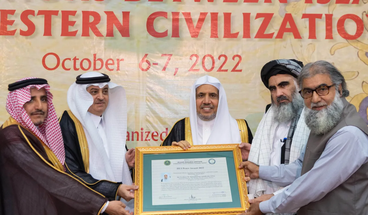 پاکستان انٹرنیشنل کانفرنس”اسلاموفوبیا اوراسلامی دنیا اورمغربی تعلقات پر اس کے اثرات“کی جانب سے  ڈاکٹر محمد العیسی کو”امن ایوارڈ“سے نوازاگیا