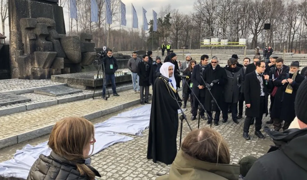 Mohammad Alissa s'est adressé aux dirigeants musulmans et aux représentants juifs de l’AJCGlobal devant le monument international du musée d'Auschwitz, en qualifiant les atrocités produites de «crime contre l'humanité».