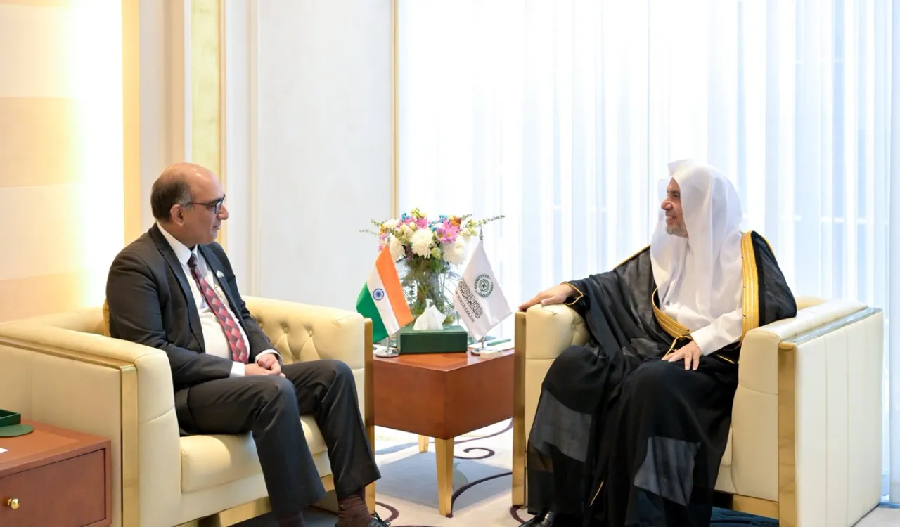 جناب آقای دکتر شیخ محمد العیسی ، دبیرکل سازمان همبستگی جهان اسلام ورئیس انجمن علمای مسلمان، در دفتر خود در ریاض، از جناب آقای فيبول سفیر جمهوری هند در مملكت عربستان سعودی، استقبال کرد