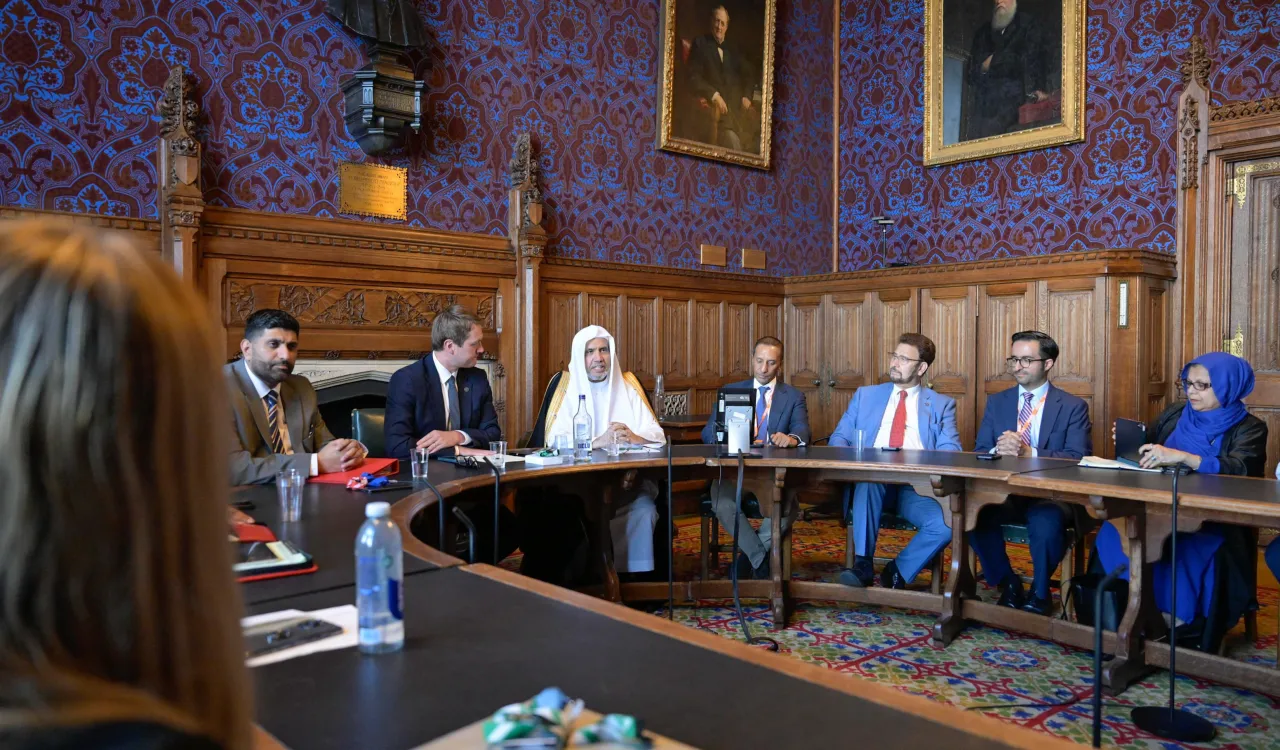 نخستین دیدار از نوع خود با یک مرجع دینی اسلامی:  رئیس و اعضای ارشد پارلمان بریتانیا از دبیرکل سازمان همبستگی جهان اسلام استقبال کردند