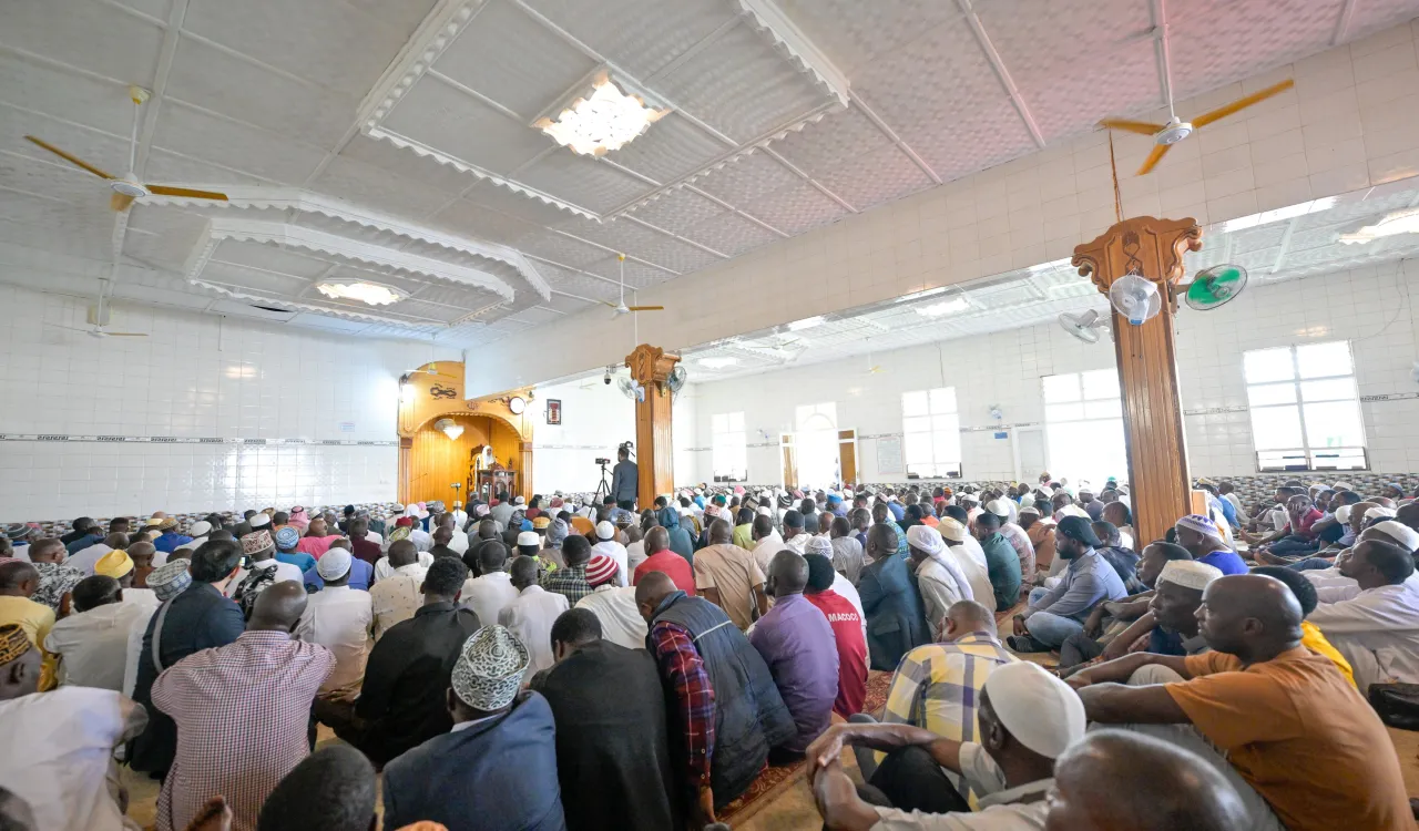 ڈاکٹر  العیسی نے روانڈا کی مرکزی جامع مسجد  میں خطبۂ جمعہ دیا اور نماز کی امامت فرمائی کیگالی: