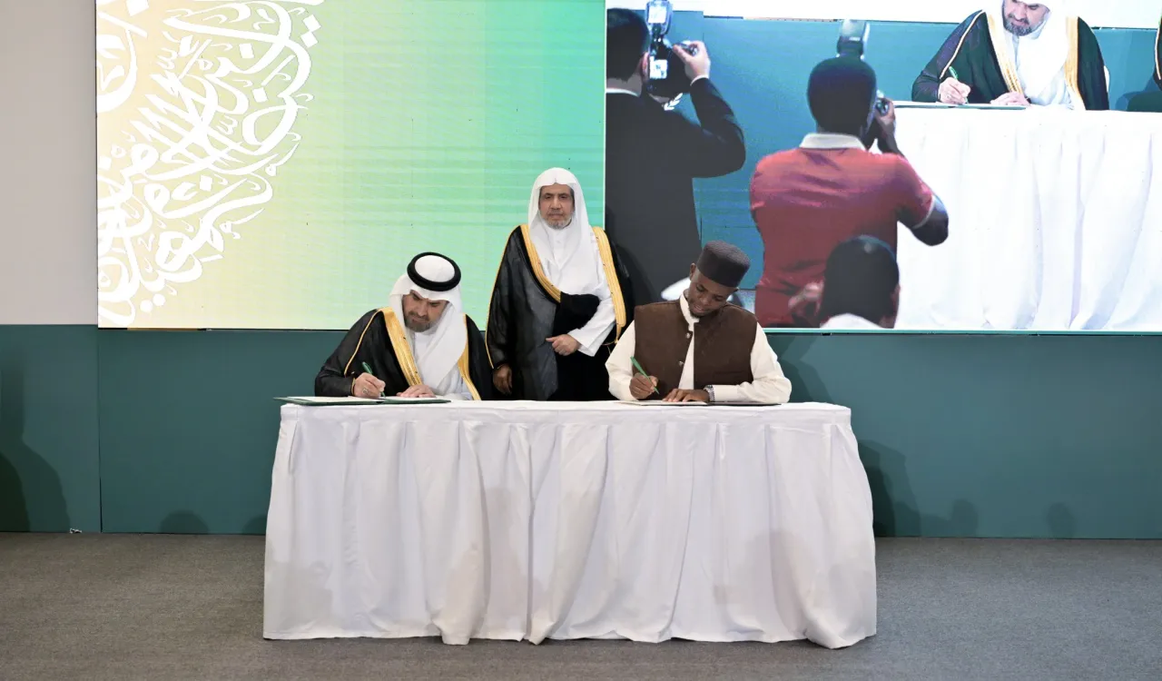 جناب دبیرکل، رئیس انجمن علمای مسلمان، اقاي دكتر شیخ محمد العیسی , امضای یادداشت تفاهمی میان سازمان همبستگی جهان اسلام و شورای عالی امور اسلامی در رواندا را شاهد بود