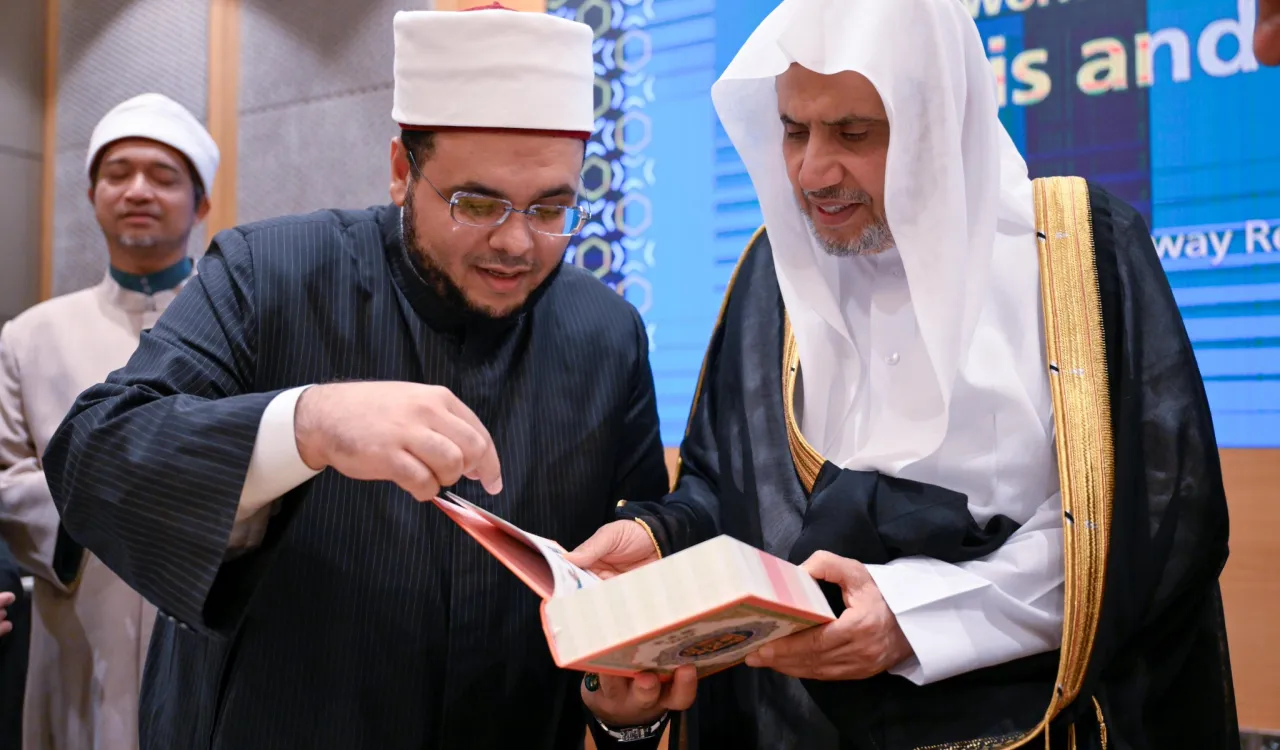 جناب دبیرکل، رئیس انجمن علمای مسلمان، آقاي دكتر شيخ محمد العیسی، در پایتخت مالزی «کوالالامپور»، نشستی را با جمعی از علمای برجسته مالزی از سراسر ایالت‌ها برگزار کرد، که در رأس آنان، مفتی کل مالزی، شیخ احمد فواز بن فاضل حضور داشت.