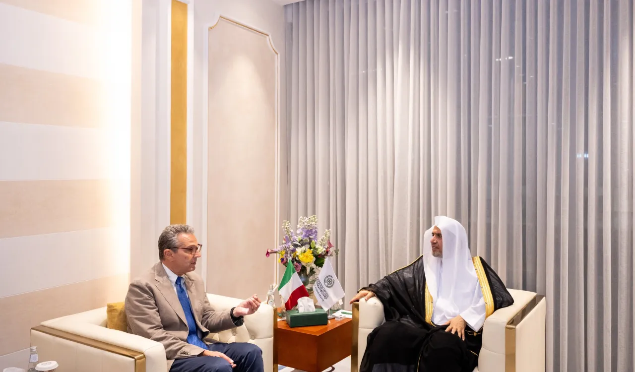 Le Secrétaire général, cheikh Mohammed Al-Issa a reçu, hier soir, à Riyad, l’Ambassadeur de la République italienne auprès du Royaume d’Arabie saoudite, M. Carlo Baldocci