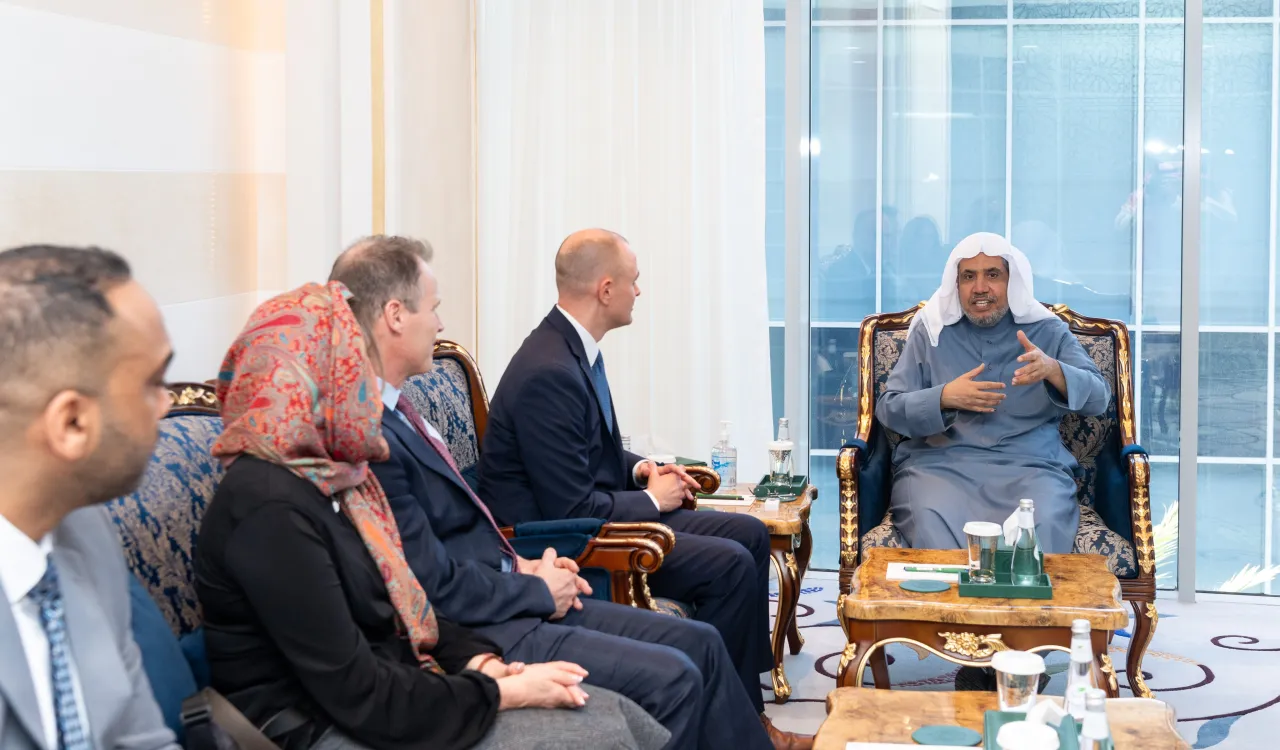 Le Secrétaire Général, Président de l'Organisation des savants musulmans,  cheikh Mohammed Al-Issa, a reçu à Riyad, le Président de la Fondation caritative Stirling de l'État de l'Utah, aux États-Unis d'Amérique, M. Miles Hansen.