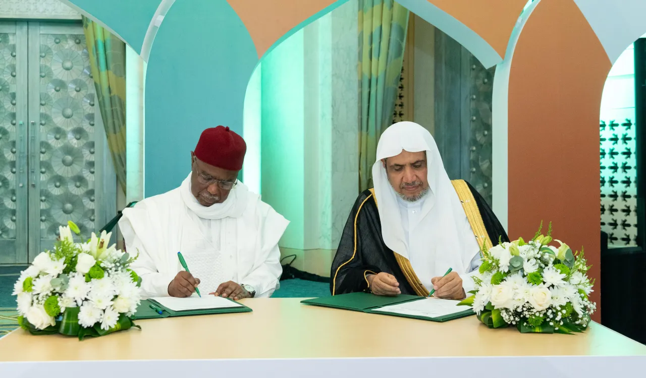 توقيعُ مذكّرتَي تفاهُم بين رابطة العالم الإسلامي ومنظمة التعاون الإسلامي