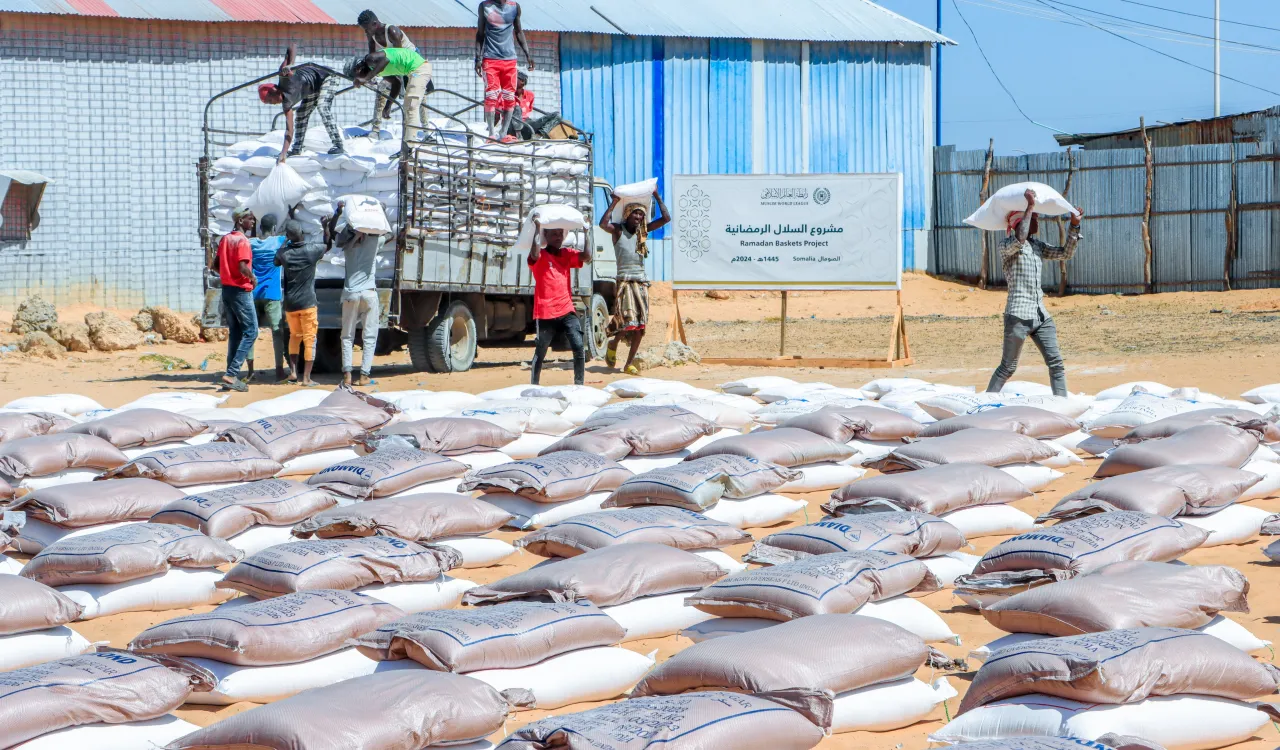 ماہِ مبارک، رحمت اوریکجہتی کے ساتھ: رابطہ عالم اسلامی کے قافلے، اسلامی دنیا اور اقلیتی ممالک میں انتہائی ضرورت مند طبقات کے اندر رمضان غذائی پیکٹ پروگرام کی تقسیم کا عمل جاری رکھے ہوئے ہیں۔ یہاں عطا کا یہ قافلہ صومالیہ میں اترا ہے:
