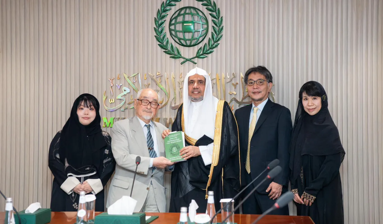 His Excellency the Secretary-General, Sheikh Dr. Muhammad Al-Issa, met in his office in Riyadh this afternoon, with a delegation from the Motoko Katakura Foundation for Desert Culture in Japan, headed by Mr. Kunio Katakura.