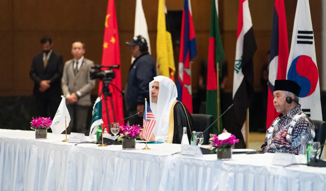Le Secrétaire général, cheikh  Mohammed Al-Issa, lors de la conférence de presse avec les médias asiatiques, suite à l'inauguration du « Conseil des savants de l'ASEAN »