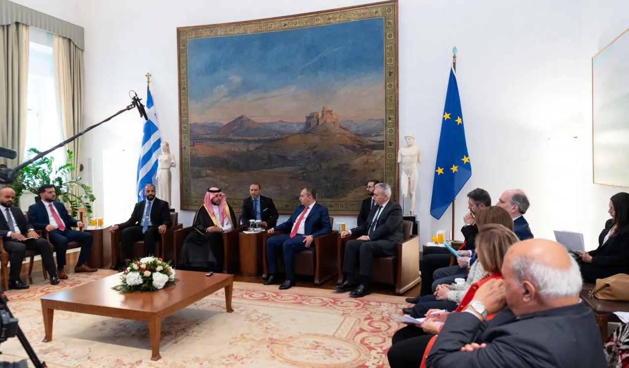 به نمایندگی از جناب دبیر کل، آقای دکتر شیخ محمد العیسی، جناب آقای عبدالوهاب الشهری، دستیار دبیرکل امور ارتباطات نهادی، در پایگاه پارلمان در آتن با جناب بزرگوار نایب اول رئیس پارلمان یونان، آقای یوانیس پلاکیوتاکیس دیدار نمود