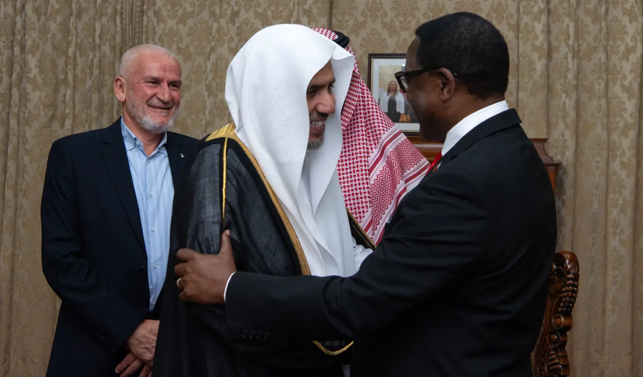 In recognition of Dr. Al-Issa’s contributions to fostering societal harmony, stability, and sustainable development across the African continent, His Excellency President Dr. Lazarus McCarthy Chakwera of the Republic of Malawi awarded Sheikh Dr. Mohammed Alissa