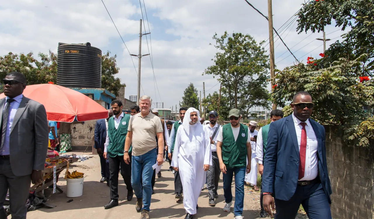 ‏مشروع صحي تعليمي تنموي متكامل لتحسين حياة قاطني الأحياء الفقيرة:  ‏معالي الأمين العام، رئيس هيئة علماء المسلمين، فضيلة الشيخ، د.⁧‫محمد العيسى‬⁩ يتفقدُ مشروعَ تطوير الأحياء الفقيرة الذي تُشرف عليه ⁧‫رابطة العالم الإسلامي‬⁩ في كينيا، بحضور مسؤولين حكوميين، وقادة المنظمات الدولية والمجتمع المدني.