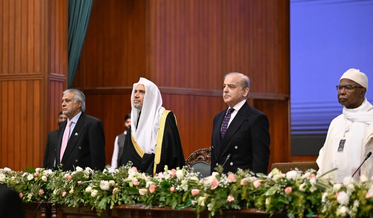 وزیر اعظم پاکستان، عزت مآب محمد شہباز شریف، پاکستان کے دار الحکومت اسلام آباد میں،  رابطہ عالم اسلامی کی جانب سے منعقدہ  مسلم معاشروں میں #لڑکیوں_کی_تعلیم_کے_لئے_اقدام کانفرنس کی سرپرستی  کرتے ہوئے خطاب کررہے ہیں: