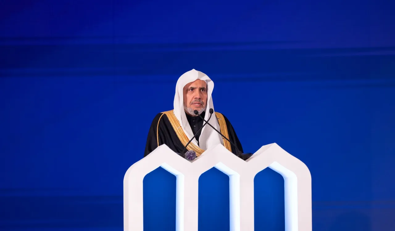 El Secretario General, Presidente de la Comisión de Ulemas, Sheij Mohammed Al-Issa , durante la ceremonia de apertura de la conferencia ConstruyendoPuentesEntreLasEscuelas .