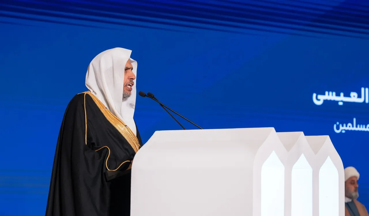 اکنون در حال حاضر برگزاری جناب دبیرکل، و رئیس انجمن علمای مسلمان، آقای دکتر شیخ محمد العیسی    در نشست افتتاحیه کنفرانس ایجاد پل های ارتباطی میان مذاهب اسلامی